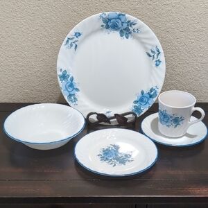 Vintage Corelle Five (5) Piece Dinnerware Place Setting - Blue Velvet